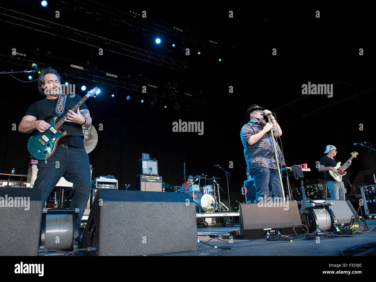 Sep 13, 2015 - Raleigh, Caroline du Nord), USA - guitariste CHAN KINCHLA et chanteur JOHN POPPER du band Blues Traveler il se produit dans le cadre de la G105 Shin Dig qui ont eu lieu à Walnut Creek Amphitheatre situé à Raleigh. Copyright 2015 Jason Moore. © Jason Moore/ZUMA/Alamy Fil Live News Banque D'Images