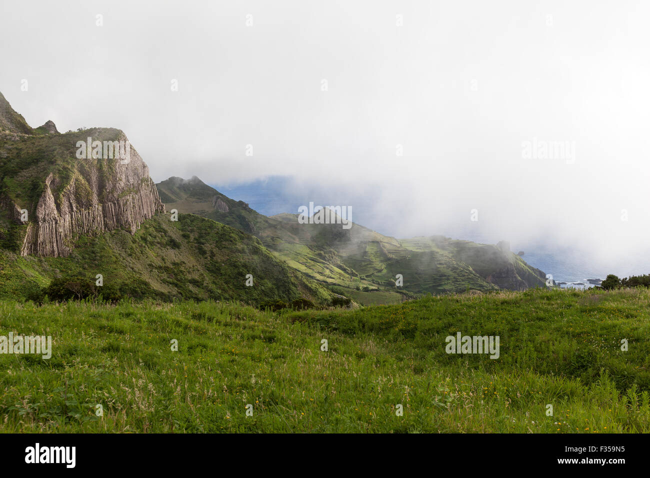 Misty Rocha dos Bordões, est une formation géologique caractérisée par d'énormes colonnes de basalte, Las Flores Island Azores Banque D'Images