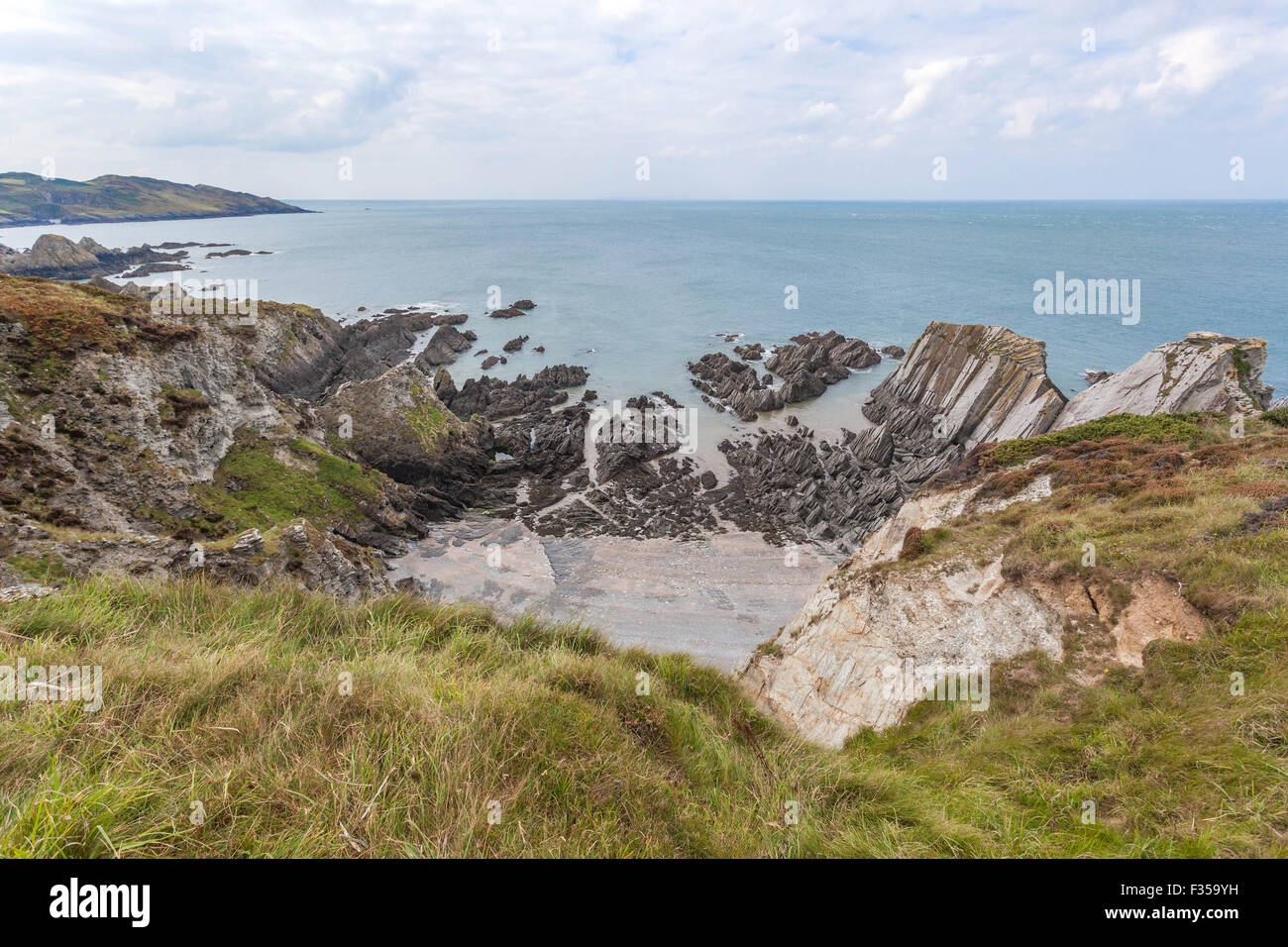 Rochers déchiquetés dans l'érosion côtière, Bull point, Devon, West Country, Angleterre, ROYAUME-UNI. Banque D'Images