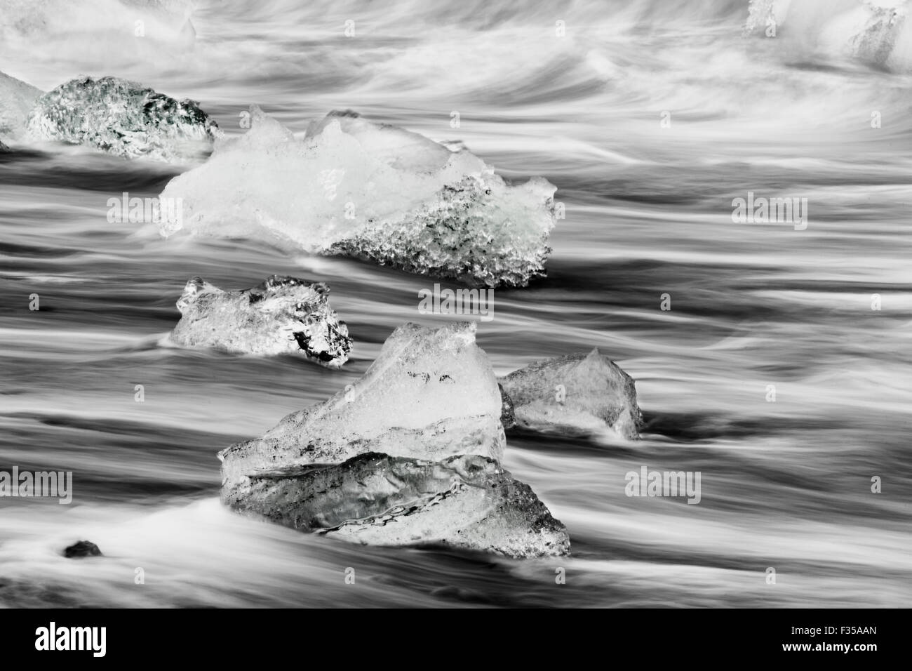 Les vagues sur des morceaux de glace sur Jokulsarlon glacial lagoon, Iceland Banque D'Images