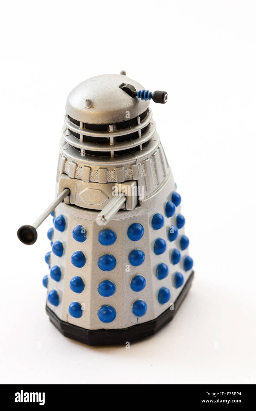 Dalek, de la BBC, le Dr qui série TV. Célèbre metal monster. Jouets Corgi, métal avec Dalek En tournant la tête. Modèle gris et bleu clair sur fond blanc. Banque D'Images