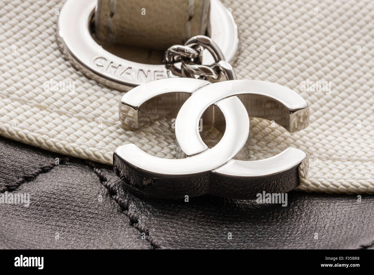 Close up of metal étiquette-nom sur une étiquette de nom de marque designer Chanel. Le logo CC interdépendants de Chanel attachés sur le côté du sac. Banque D'Images