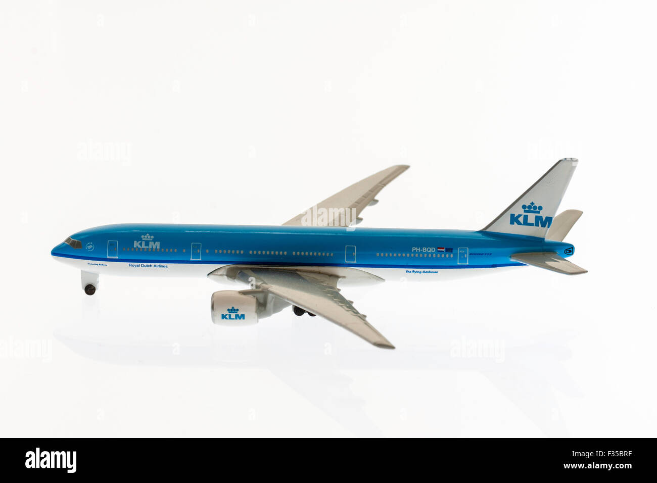 Die-cast metal 1/200ème modèle à l'échelle d'un airbus A320 de la compagnie aérienne néerlandaise KLM, couleurs, bleu et blanc. Arrière-plan uni, blanc avec quelques underlighting. Banque D'Images