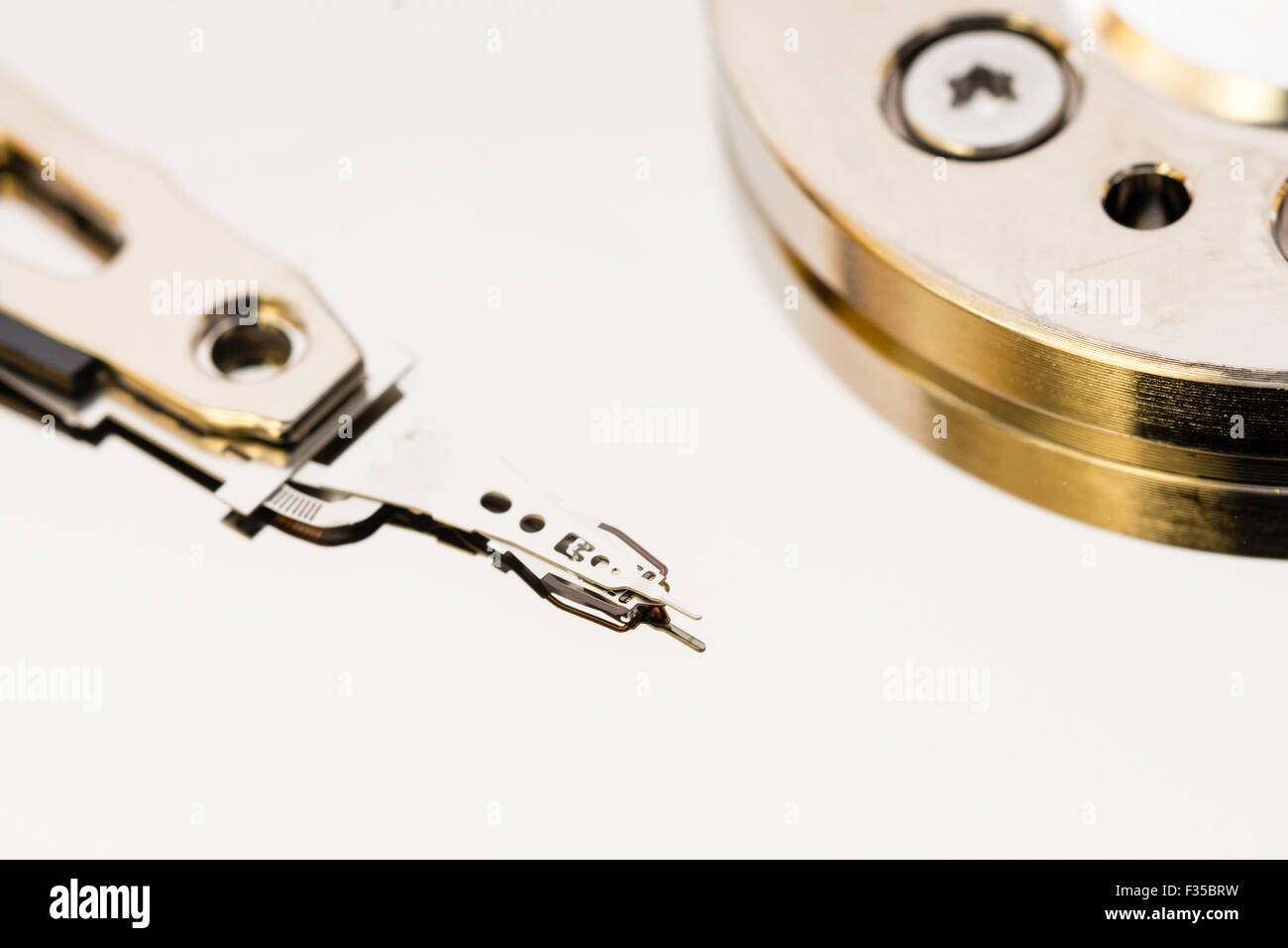 Disque dur de l'ordinateur, à l'intérieur montrant le bras de l'actionneur qui lit le piétinement et le fuseau central qui contrôle la vitesse de rotation du disque. Banque D'Images