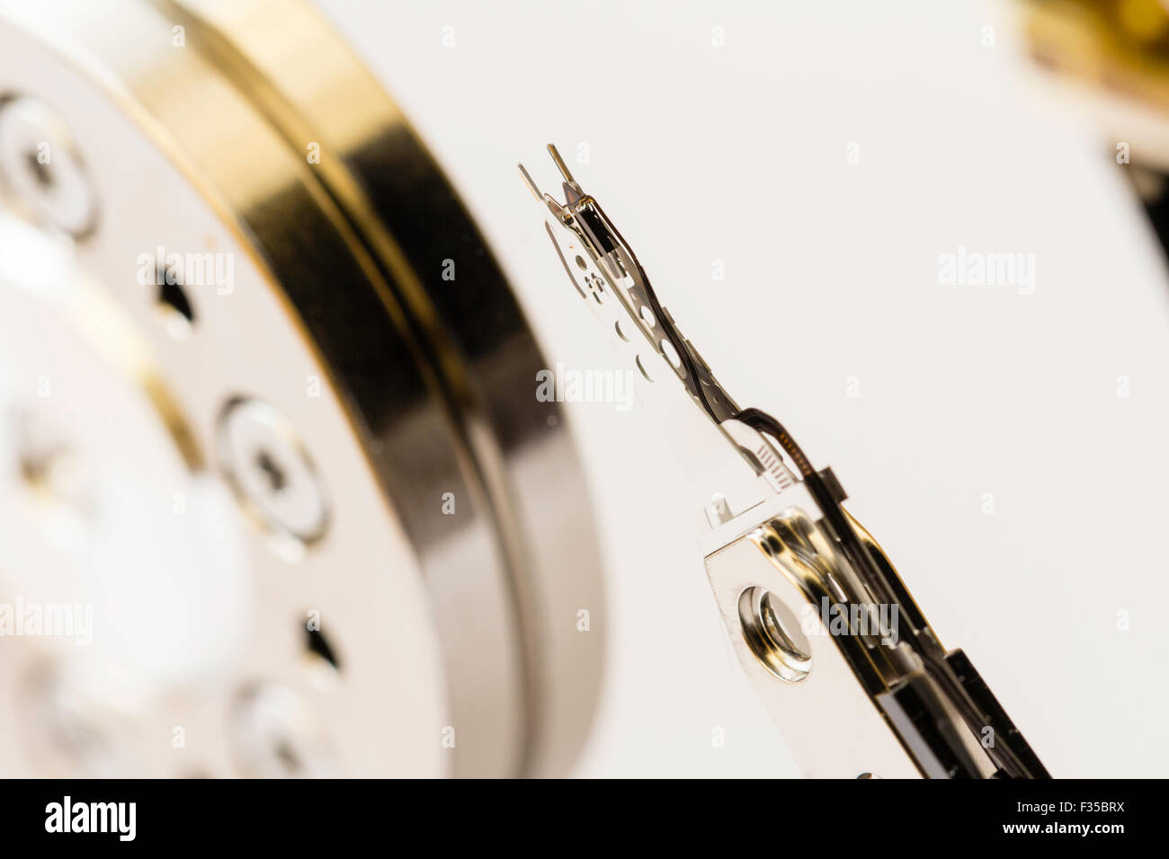 Disque dur de l'ordinateur, à l'intérieur montrant le bras de l'actionneur qui lit le piétinement et le fuseau central qui contrôle la vitesse de rotation du disque. Banque D'Images