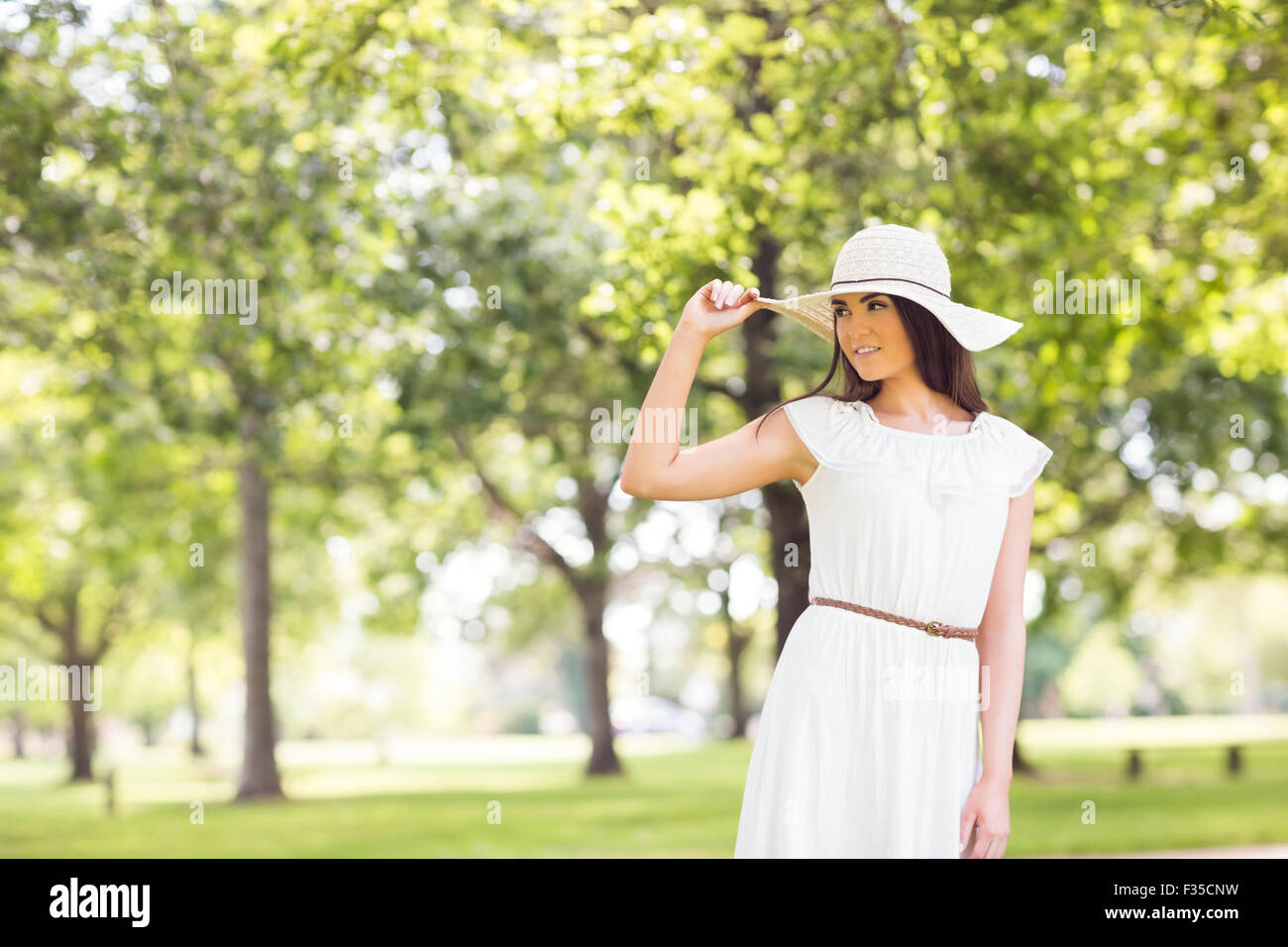 Certain young woman holding sun hat Banque D'Images