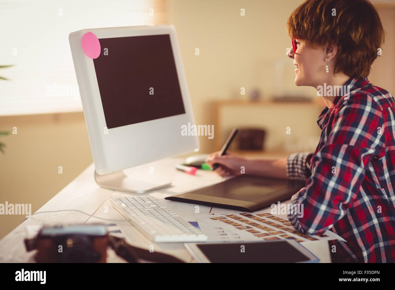 Smiling businesswoman en utilisant son ordinateur Banque D'Images