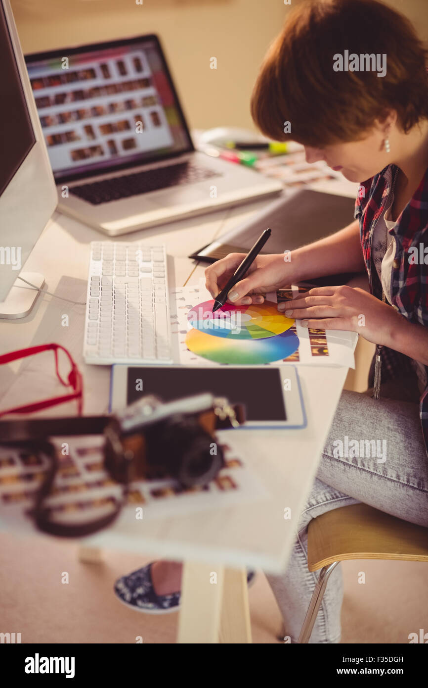 Casual female designer avec numériseur et diagramme de couleurs Banque D'Images