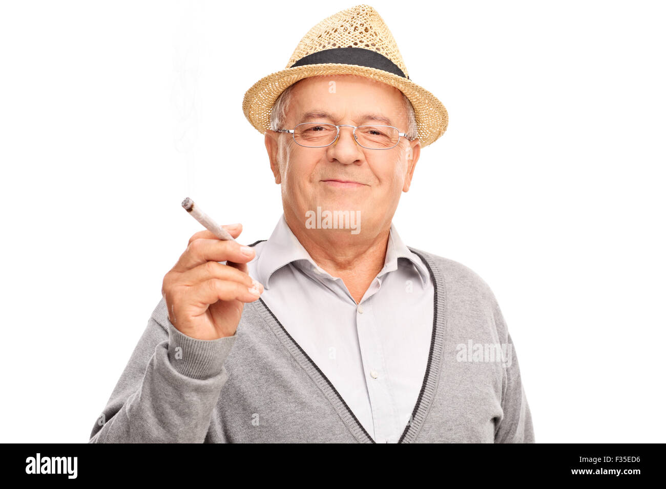 Maturité joyeuse homme tenant une responsabilité conjointe et regardant la caméra isolé sur fond blanc Banque D'Images