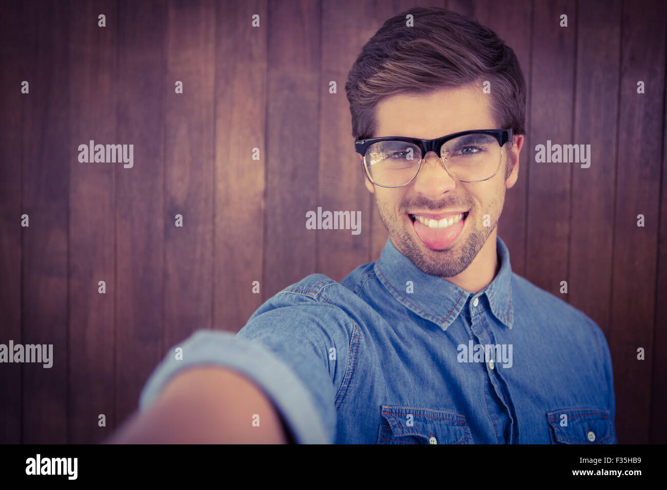 Portrait de hipster sticking out tongue Banque D'Images