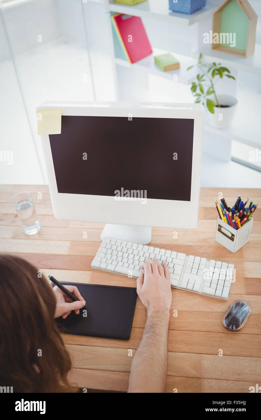 Hipster avec tablette graphique travaillant à l'ordinateur 24 Banque D'Images