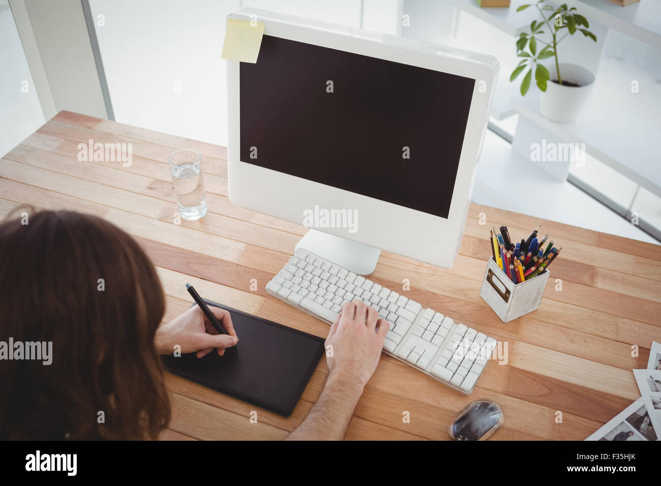 Hipster avec tablette graphique à l'ordinateur 24 Banque D'Images