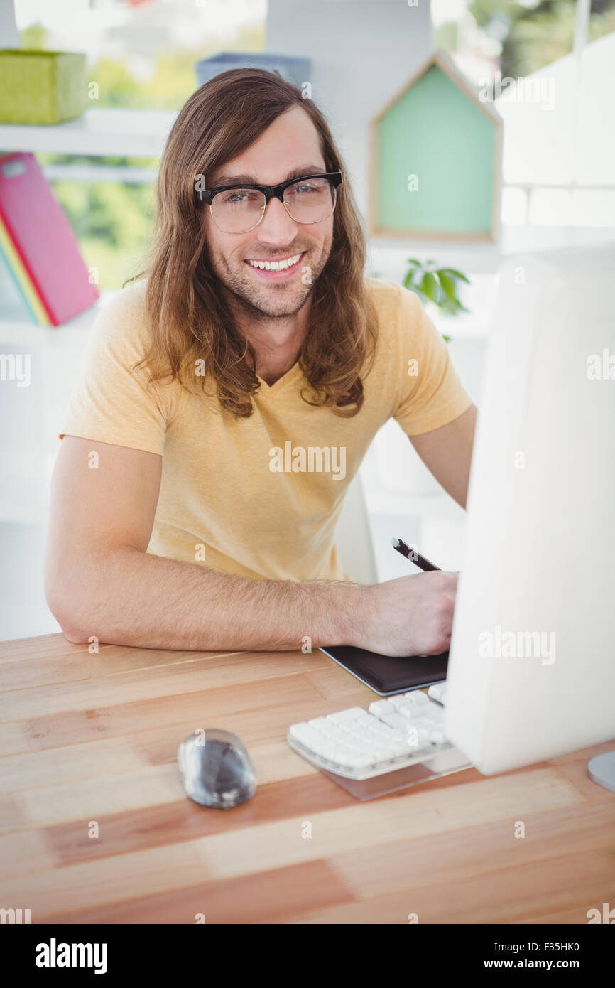 Portrait of happy hipster à l'ordinateur 24 Banque D'Images