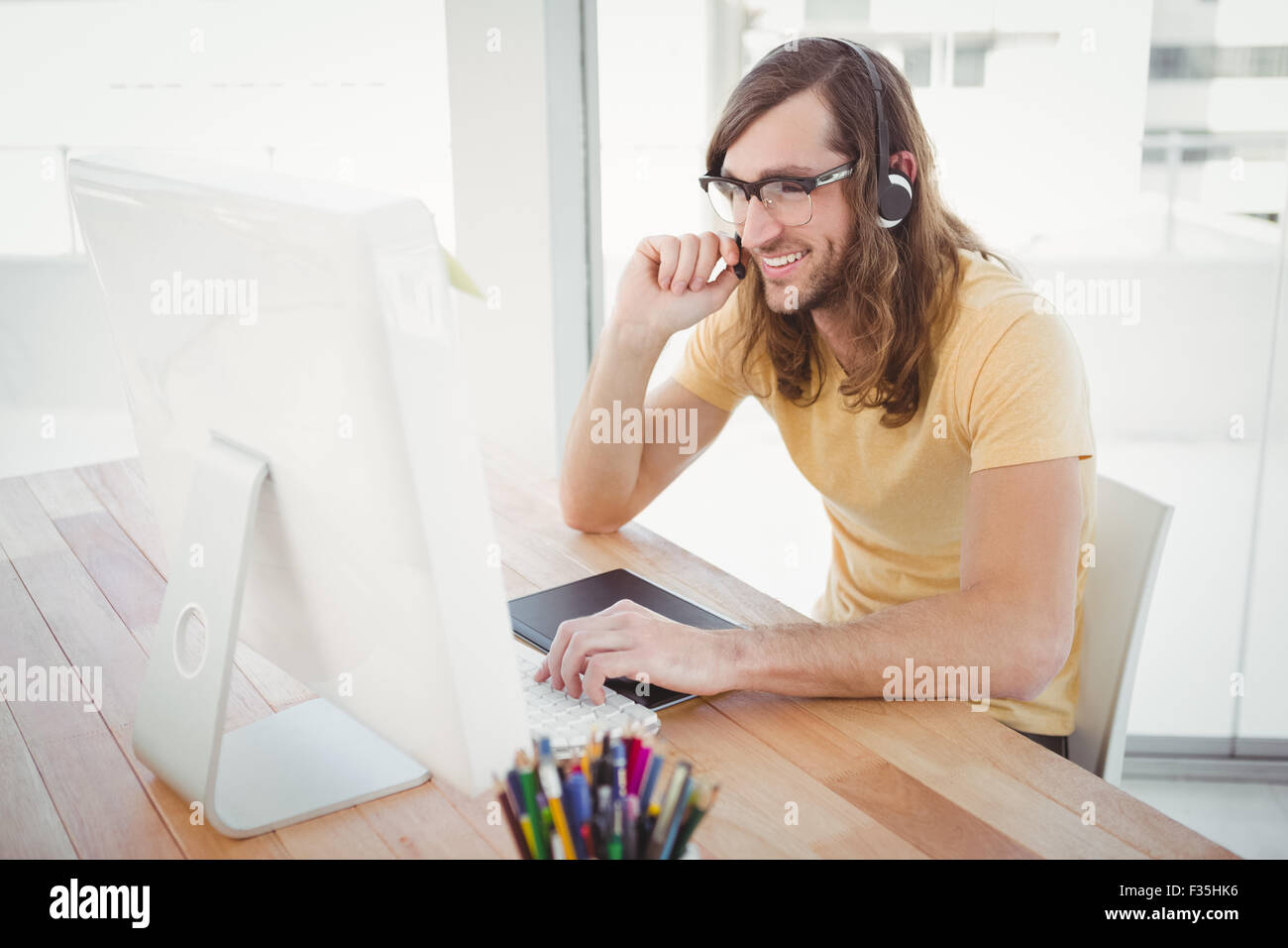 Hipster travaillant au bureau de l'ordinateur Banque D'Images