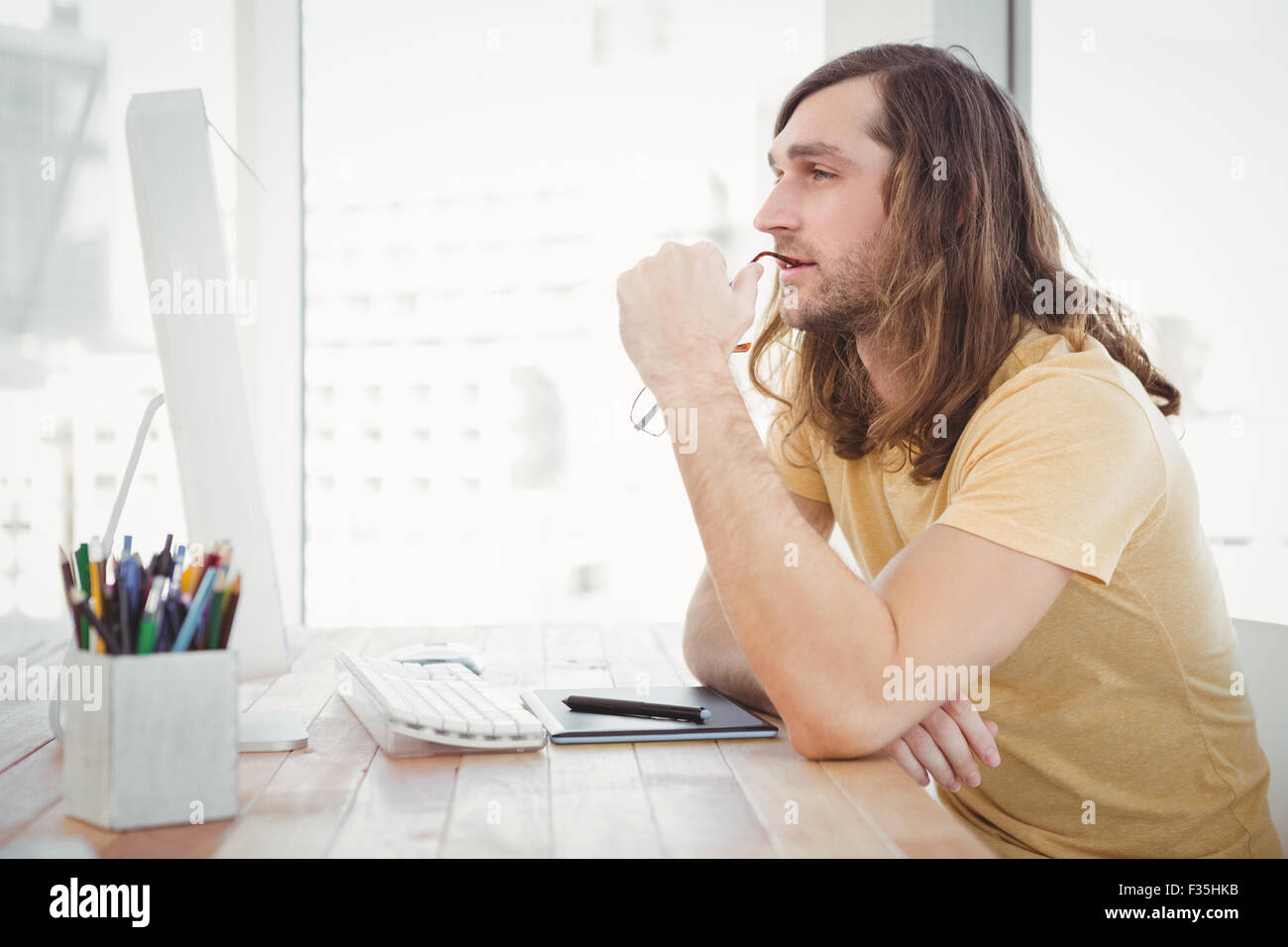 Hipster réfléchie à l'ordinateur 24 Banque D'Images