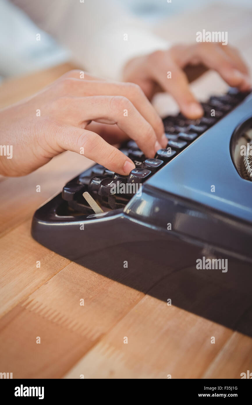 Cropped main de l'homme travaillant sur machine à écrire Banque D'Images
