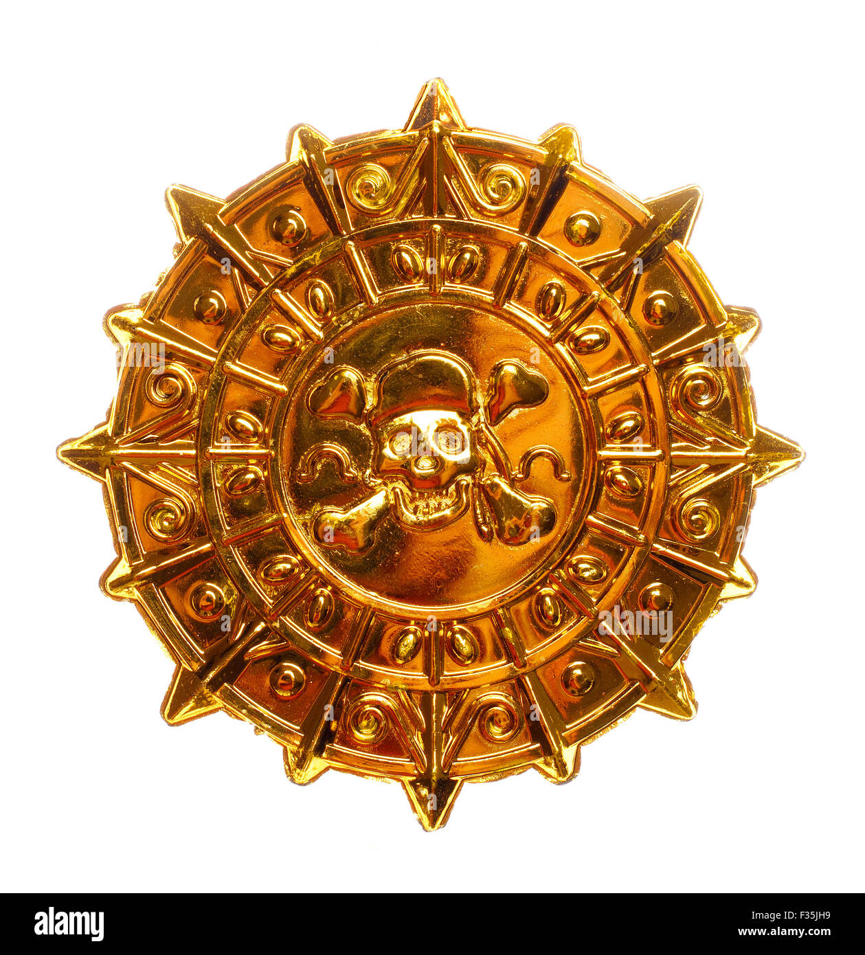 Médaillon or avec crâne et os croisés isolé Banque D'Images