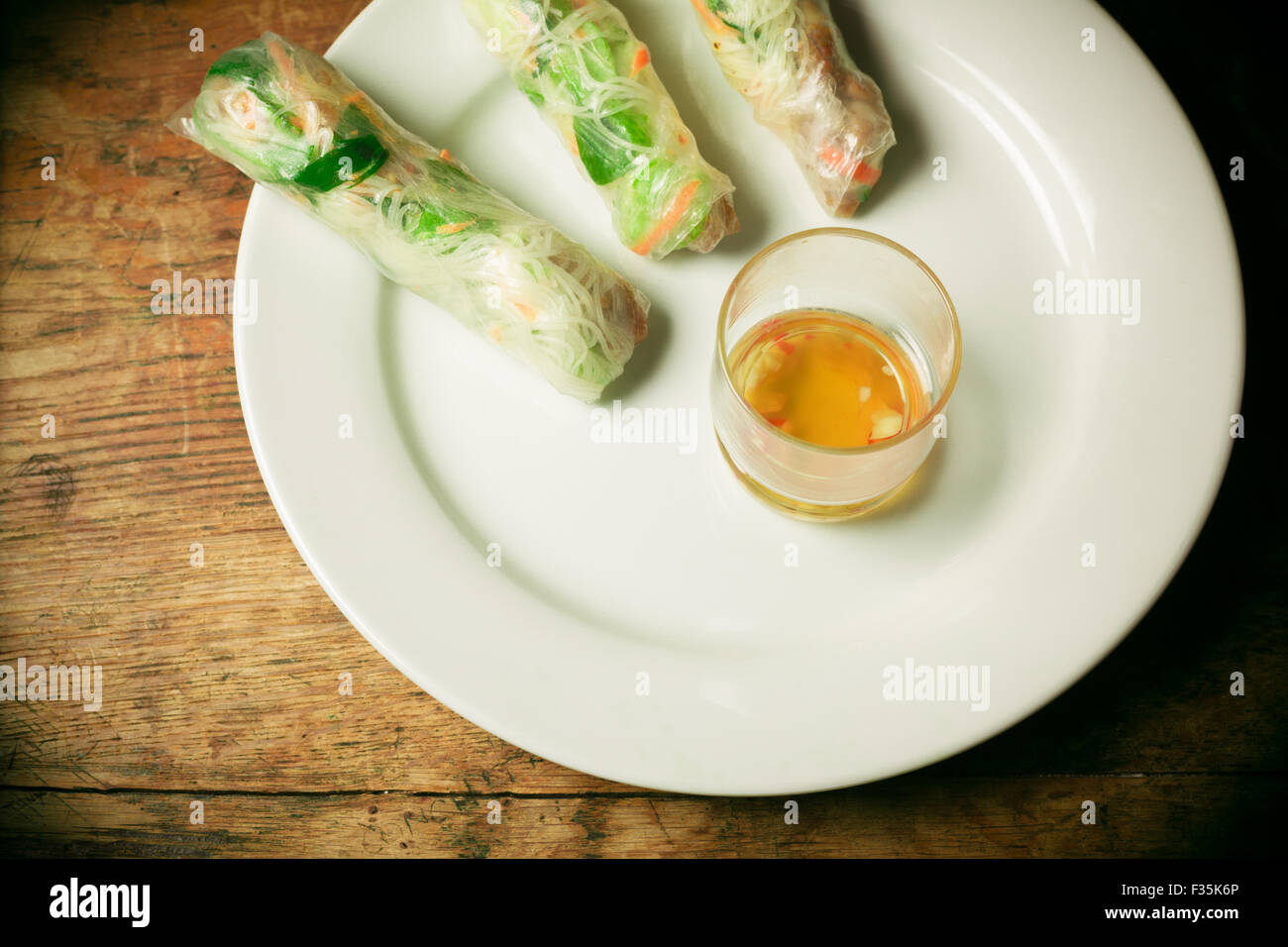 Rouleaux d'été et sauce de poisson sur une plaque Banque D'Images