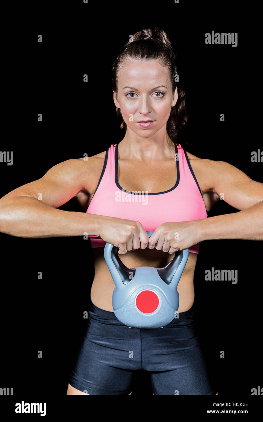 Portrait of woman lifting kettlebell Banque D'Images