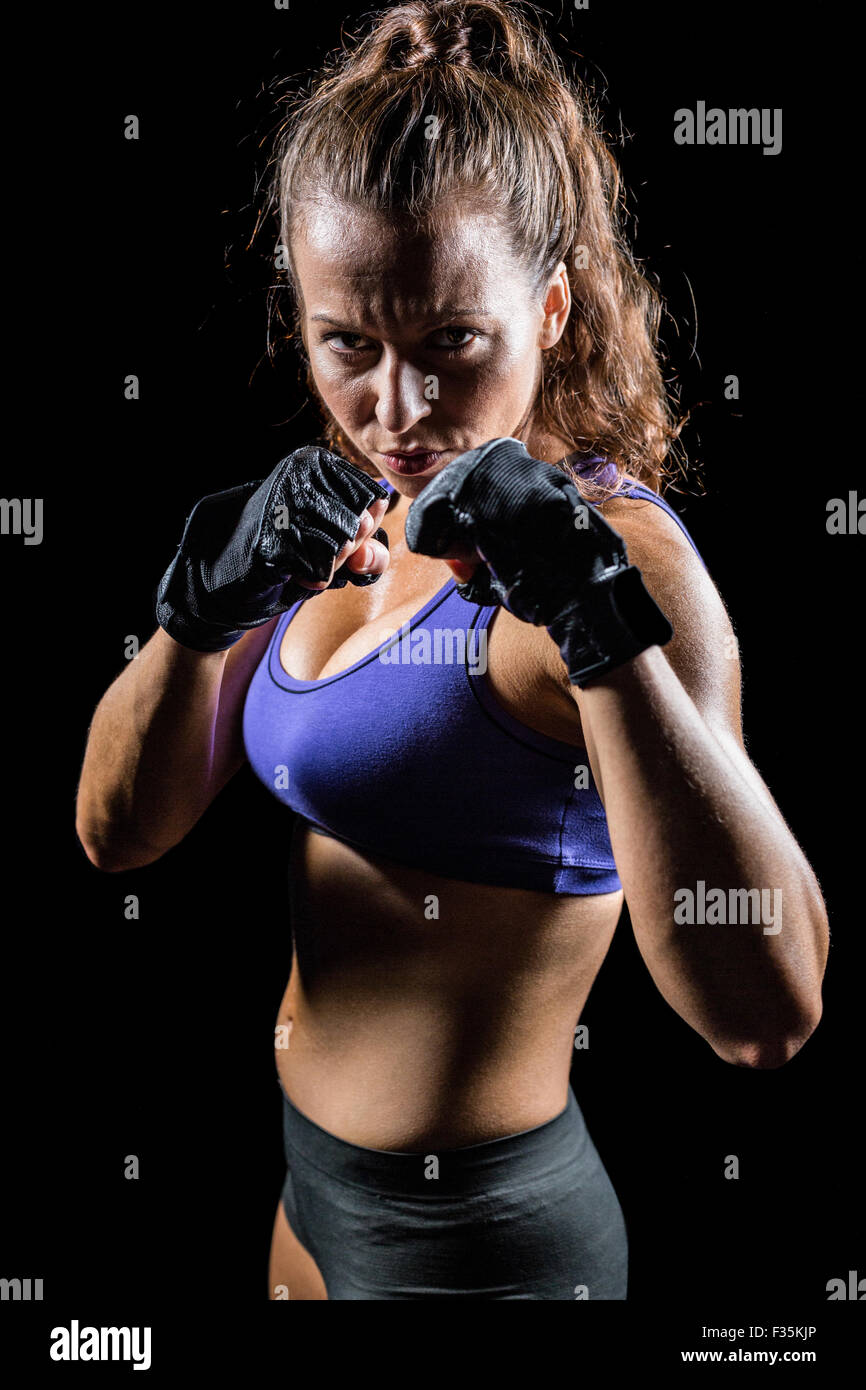 Portrait de femme avec position de combat Banque D'Images