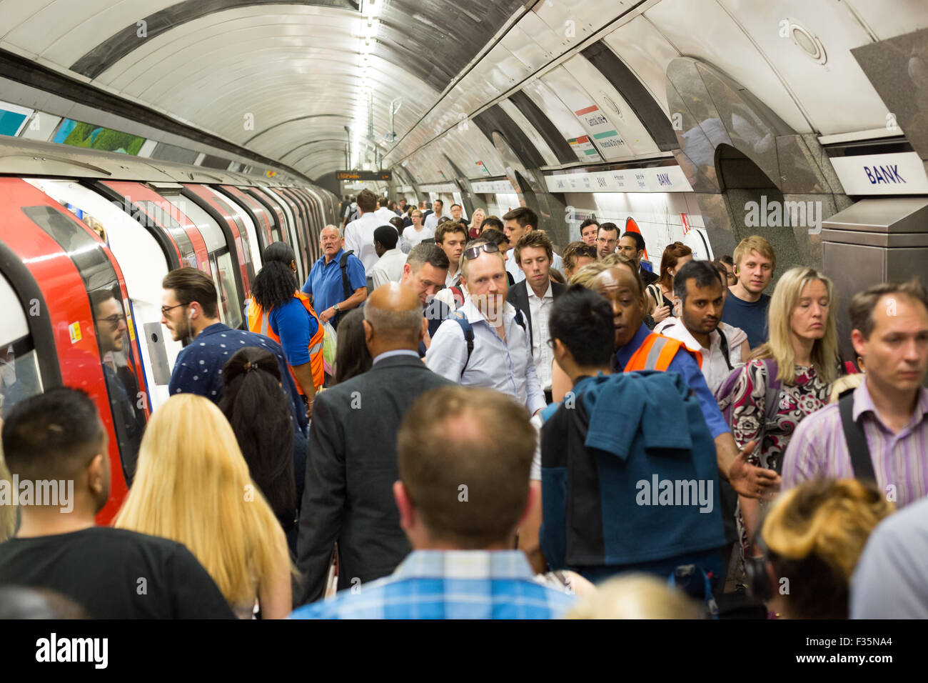 L'heure de pointe à la gare de la Banque sur le métro de Londres Banque D'Images