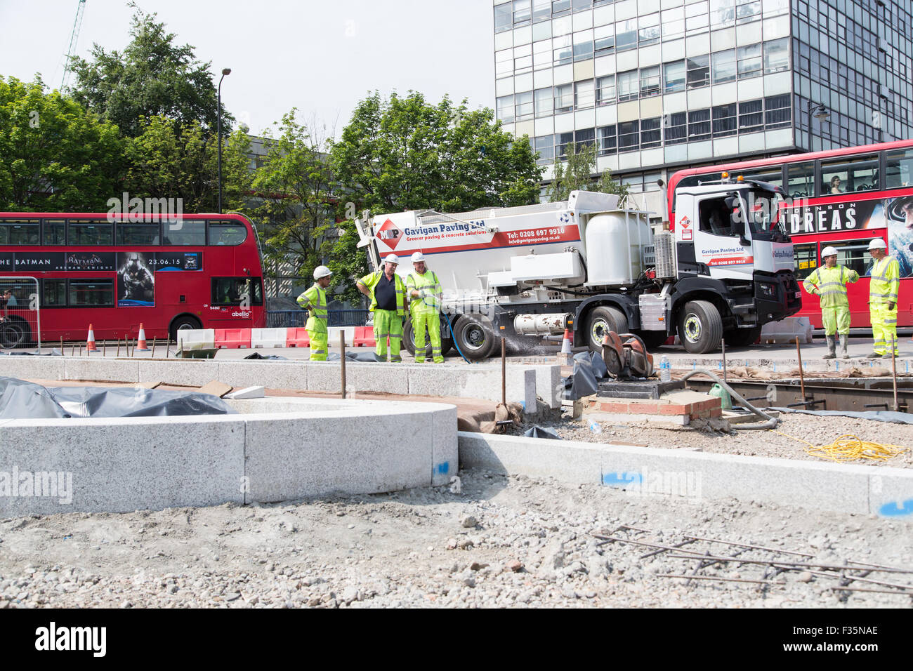 Les travailleurs commencent à moderniser le rond-point du nord à Elephant & Castle, Londres. Banque D'Images