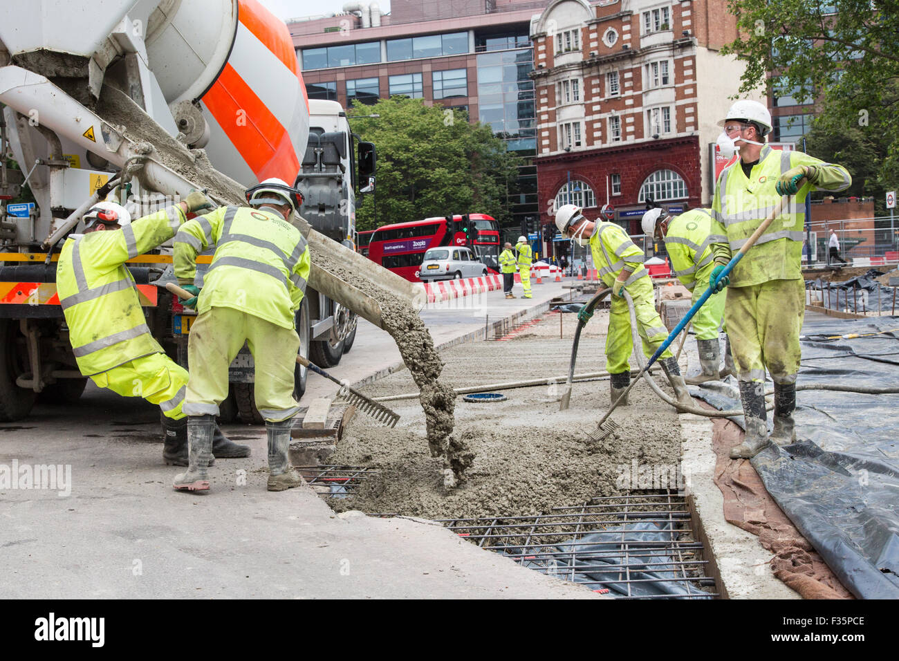 Les travailleurs commencent à moderniser le rond-point du nord à Elephant & Castle, Londres. Banque D'Images