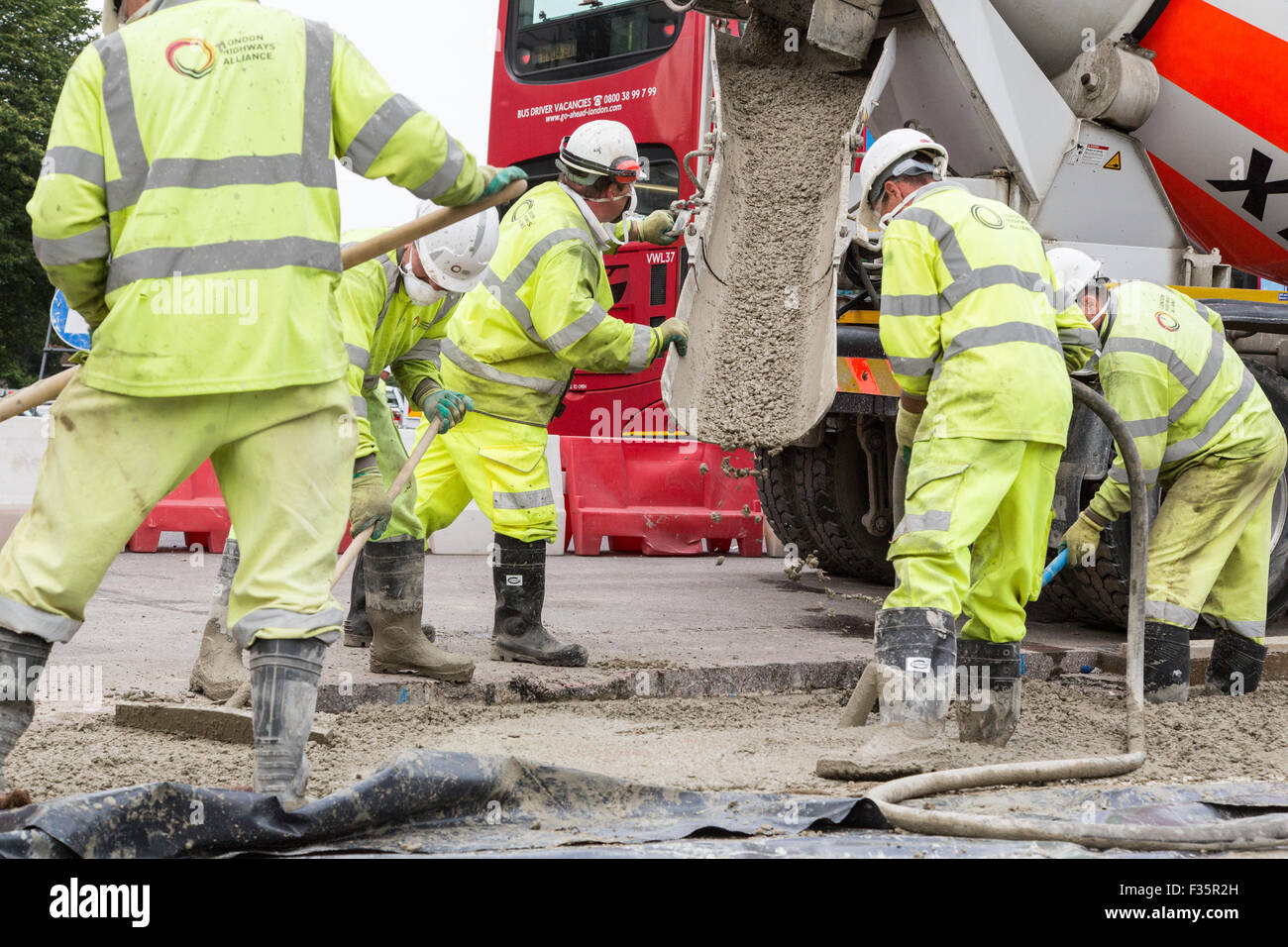 Les travailleurs commencent à moderniser le rond-point du nord à Elephant & Castle, Londres. Banque D'Images