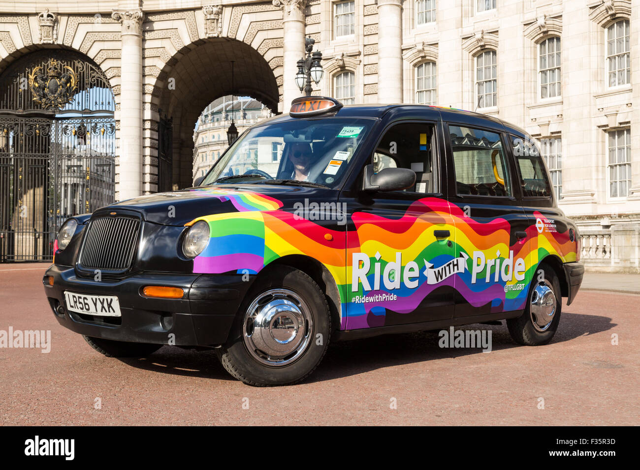 Un taxi noir de Londres, décoré de la Ride with Pride wrap. Banque D'Images