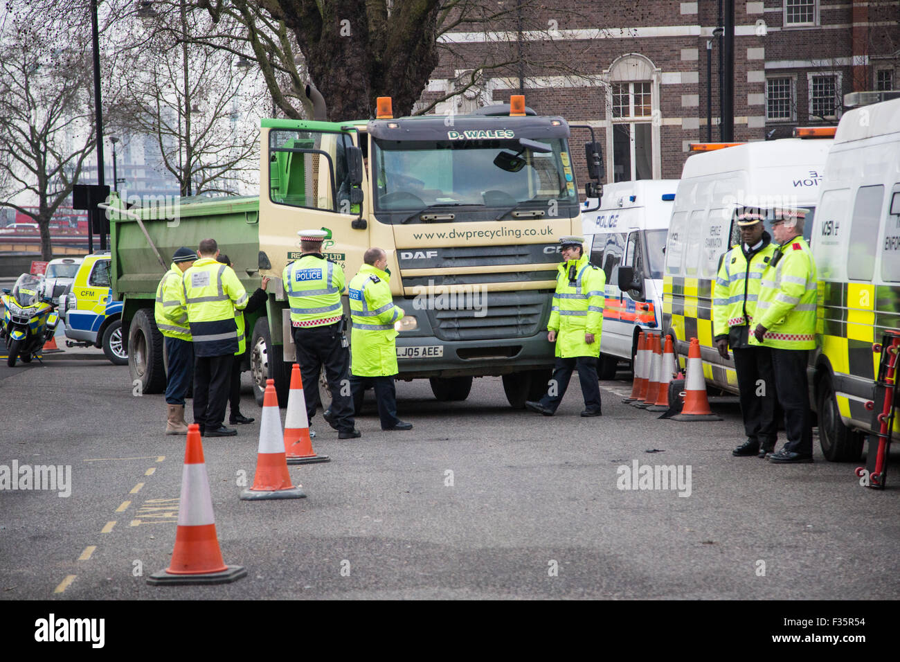 Transport for London's Task Force poids lourds mis en place un point de contrôle pour s'assurer que les poids lourds du véhicule à Londres sont conformes à la sécurité dema Banque D'Images Transport for London's Task Force poids lourds mis en place un point de contrôle pour s'assurer que les poids lourds du véhicule à Londres sont conformes à la sécurité dema Banque D'Images