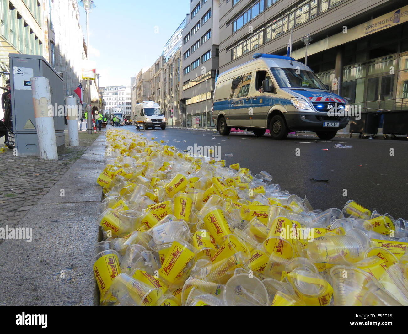 2015 BMW 0927 Marathon à Berlin watter tasses laissés sur le terrain Banque D'Images