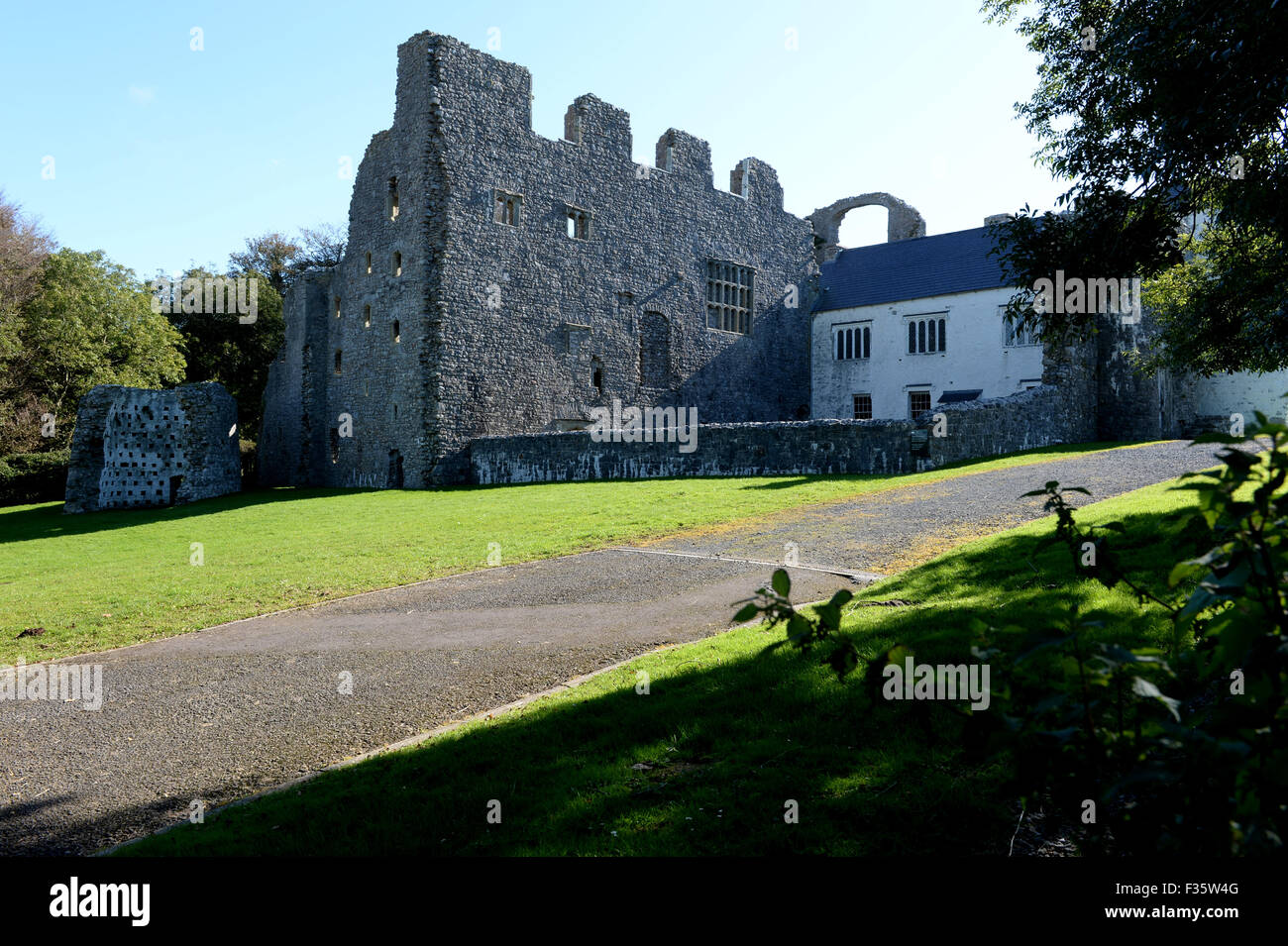 Château d'Oxwich avec ses murailles fortifiées de vastes fenêtres et Tudor house Banque D'Images