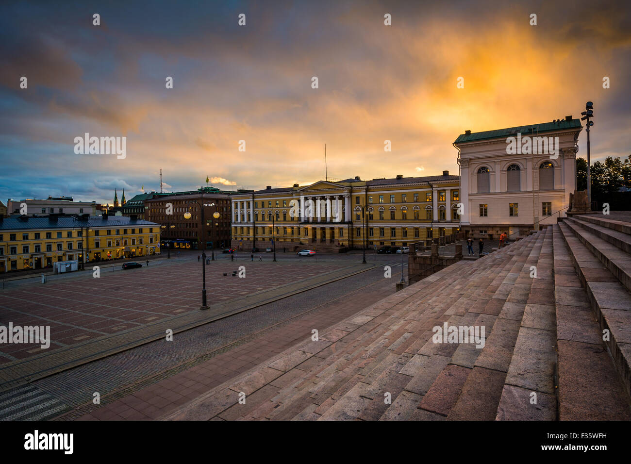 Avis de Senaatintori, Place du Sénat au coucher du soleil, à Helsinki, en Finlande. Banque D'Images
