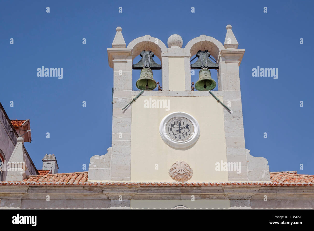 L'horloge de l'église et clocher Cascais Portugal Banque D'Images