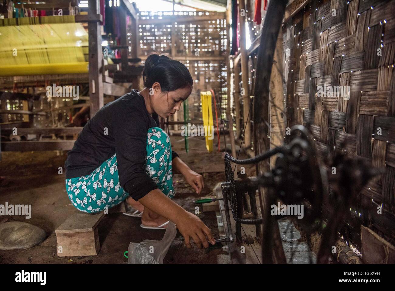 Une femme travaille dans un métier, dans l'État de Kachin, au Myanmar Banque D'Images