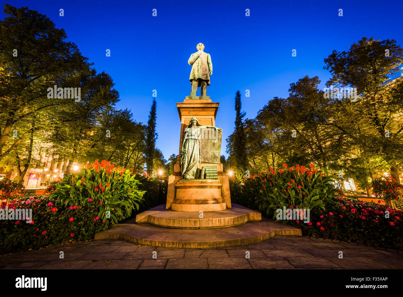 Statue de Johan Ludwig Runeberg Esplanadi au parc de nuit, à Helsinki, en Finlande. Banque D'Images
