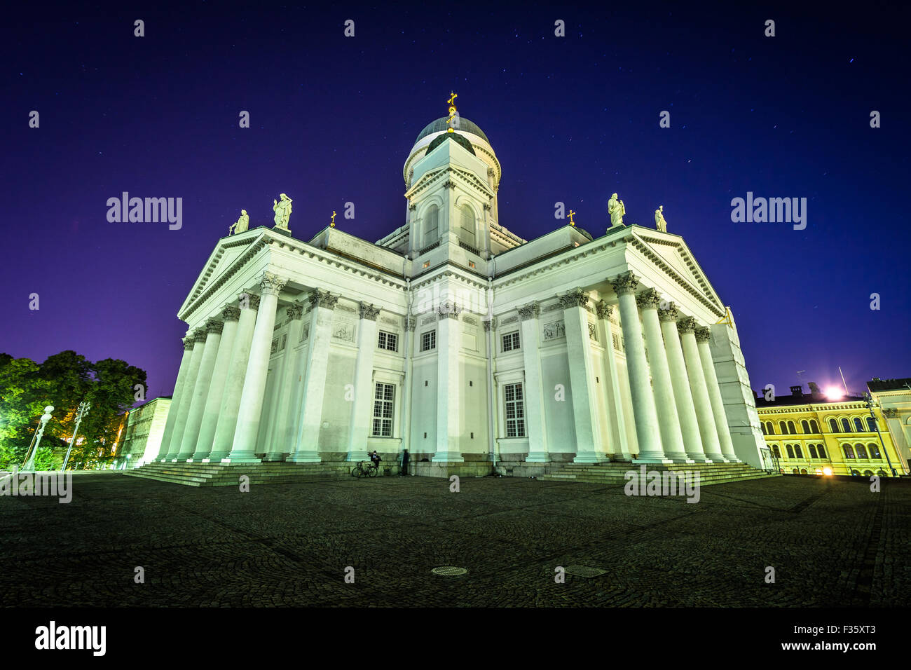 La nuit, la cathédrale d'Helsinki à Helsinki, en Finlande. Banque D'Images
