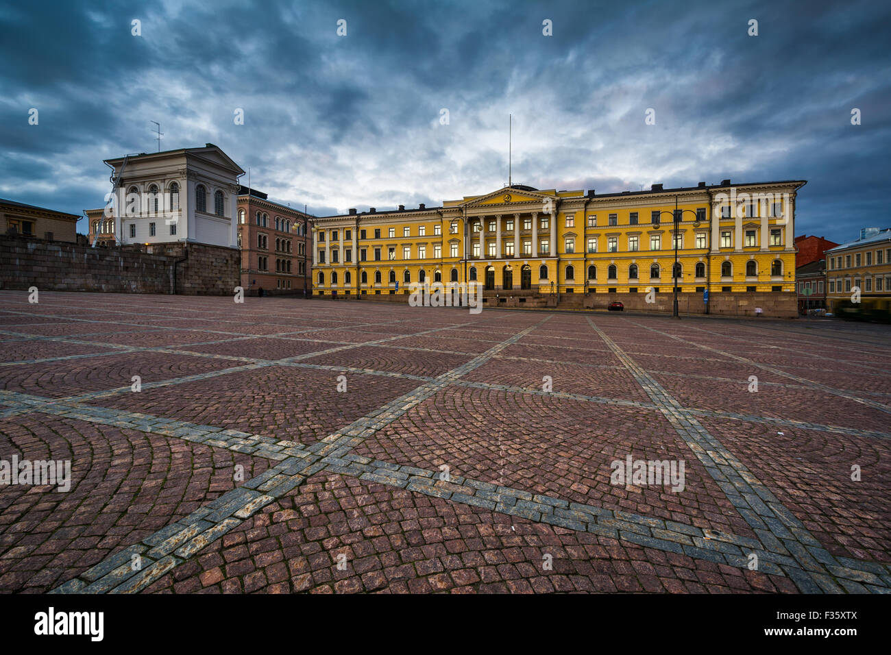 Soir vue de la place du Sénat, à Helsinki, en Finlande. Banque D'Images