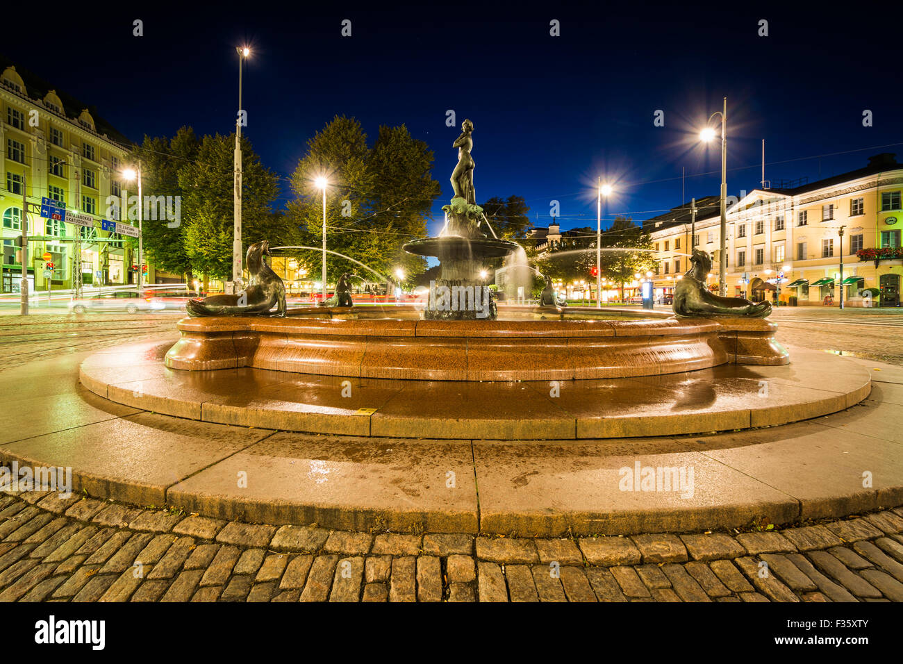 Fontaine et statue Havis Amanda dans la nuit, à la place du marché, à Helsinki, en Finlande. Banque D'Images