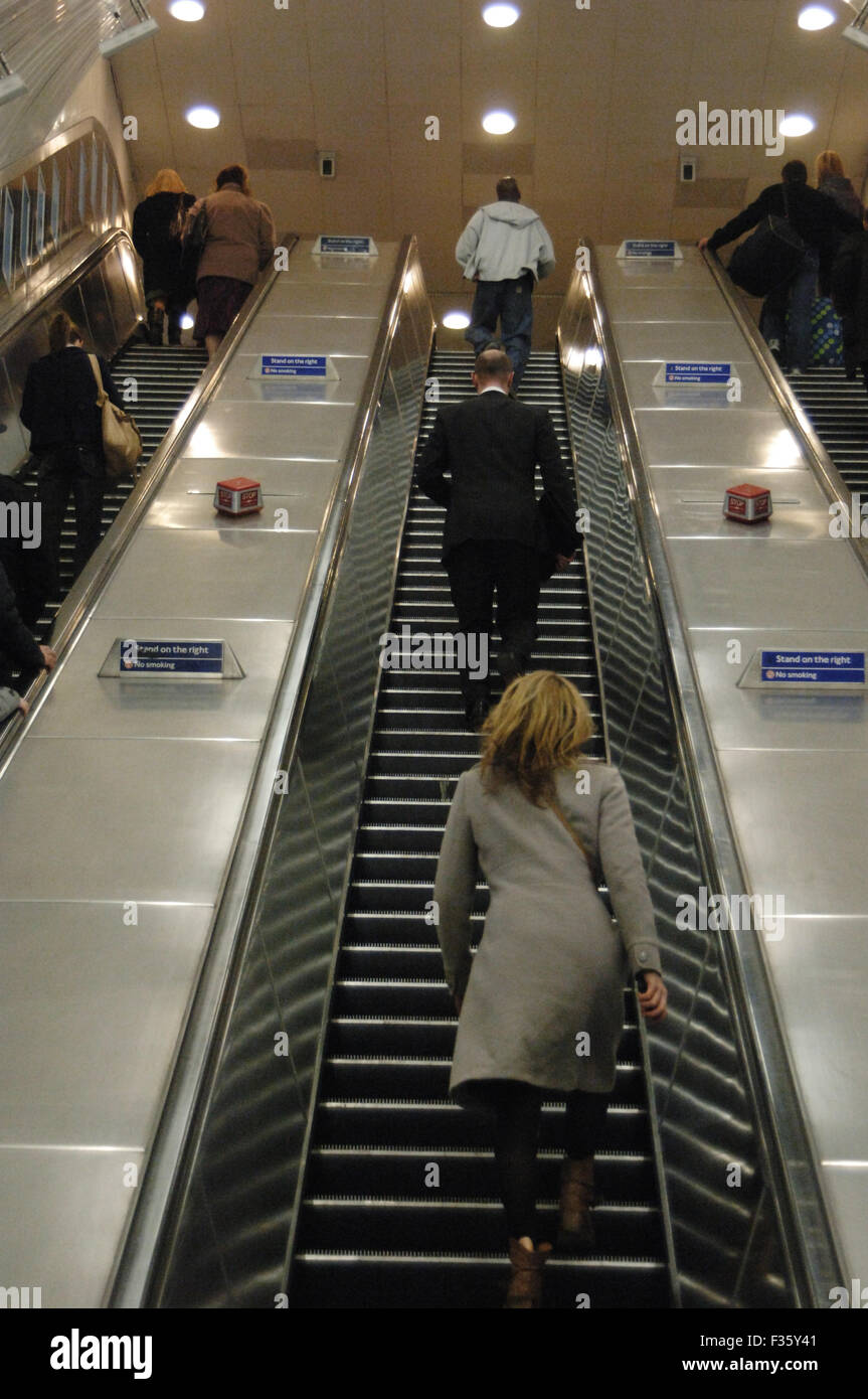 United Kingdom. Londres. Escaliers mécaniques dans une station de métro. Banque D'Images