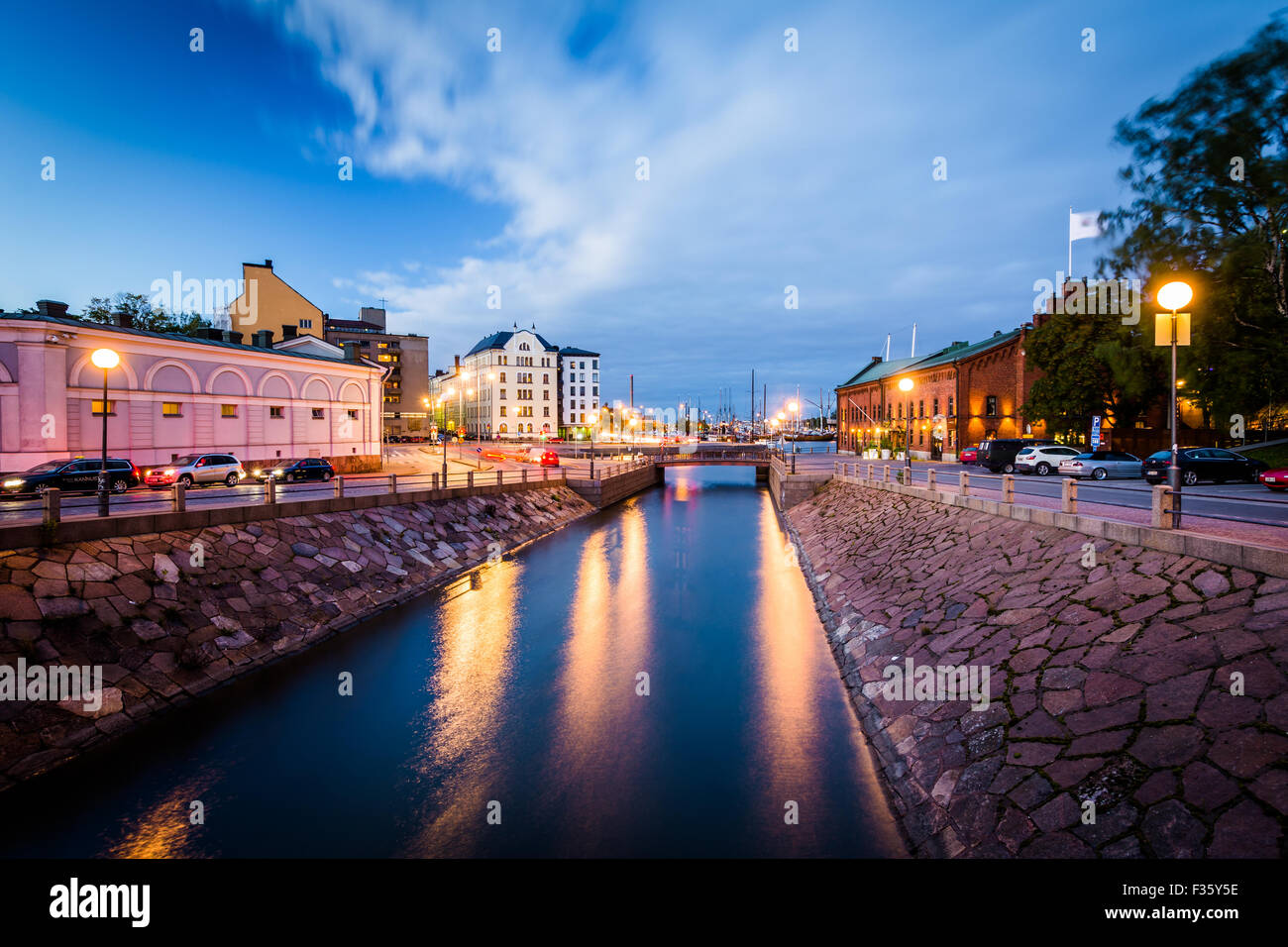 Canal de nuit, à Helsinki, en Finlande. Banque D'Images