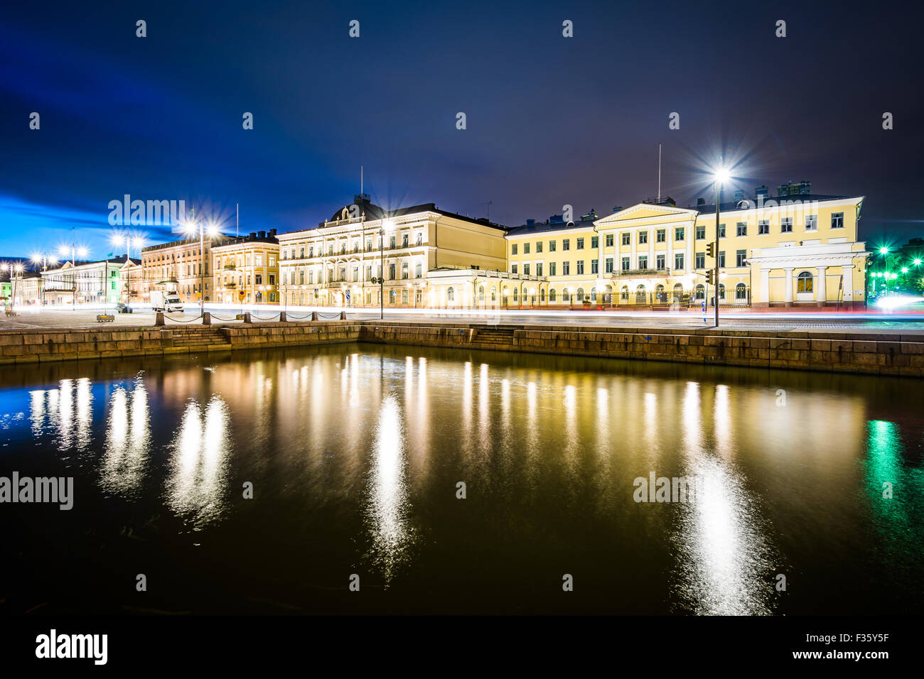 Les bâtiments à la place du marché de nuit, à Helsinki, en Finlande. Banque D'Images
