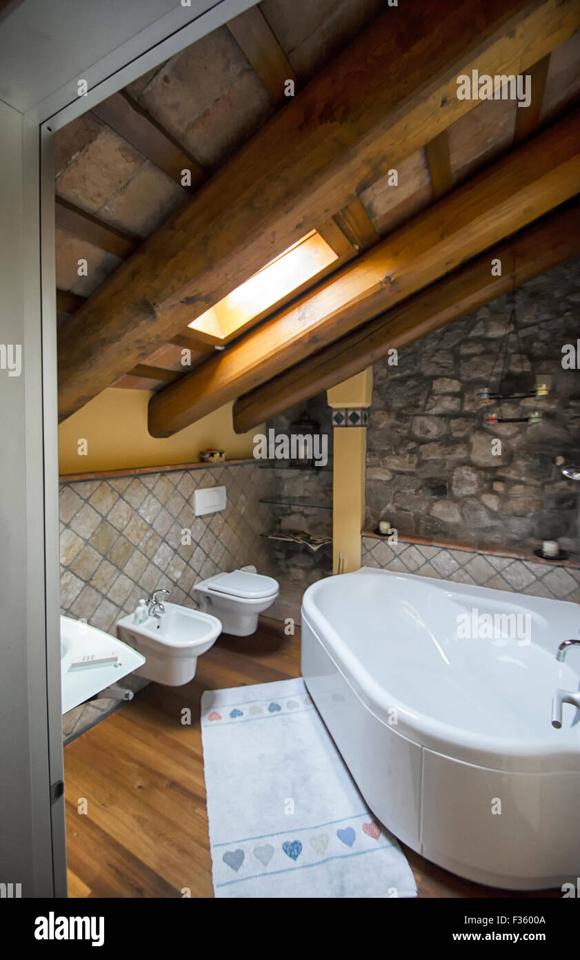 Vue de salle de bains avec une baignoire de classe Photo Stock - Alamy