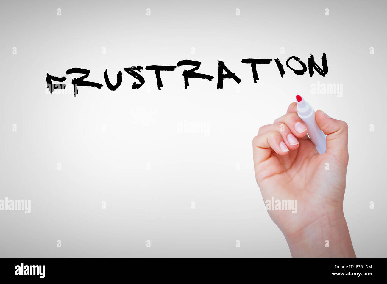 Frustration contre main de femme tenant des repères rouges Banque D'Images