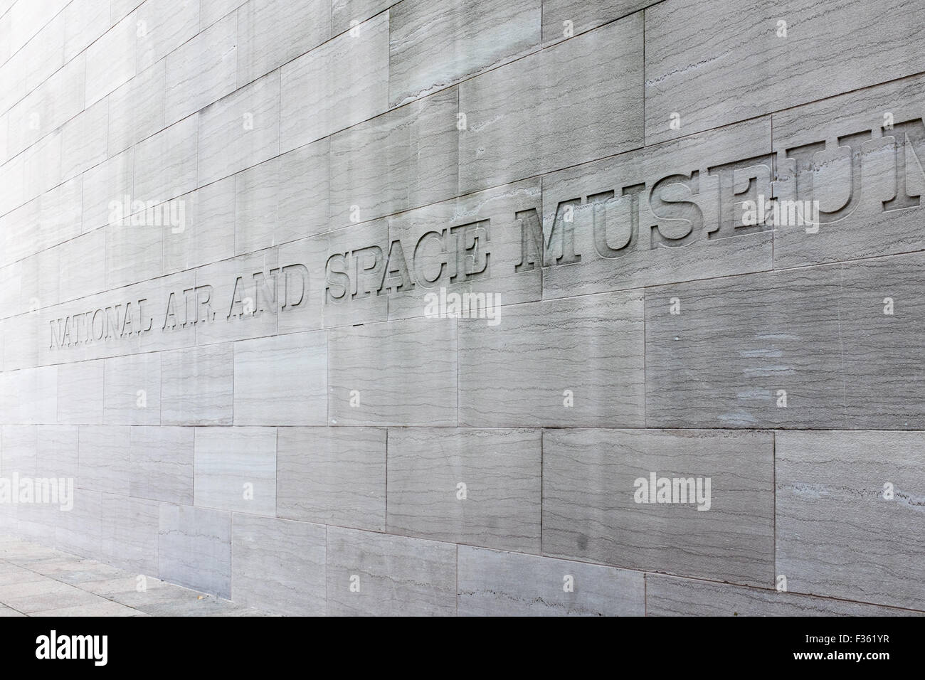 National Air and Space Museum signe gravé sur le mur de pierre à l'entrée Banque D'Images