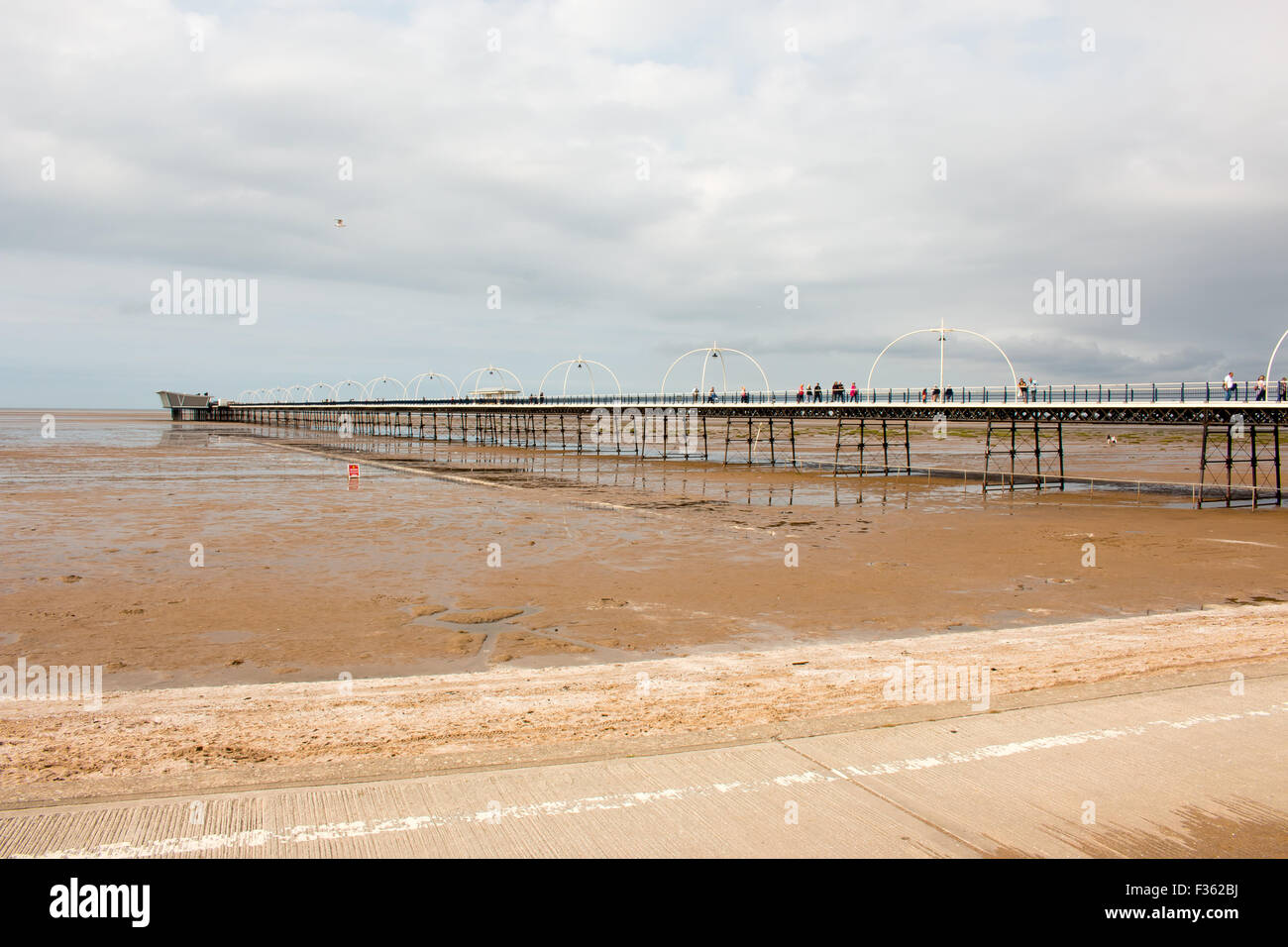 Southport Pier et temps couvert. Les gens de marcher sur la jetée. Banque D'Images