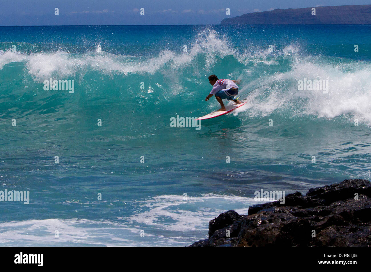 Circonscription d'un surfer les vagues à Kanahena Beach, Maui, Hawaï en Juillet Banque D'Images