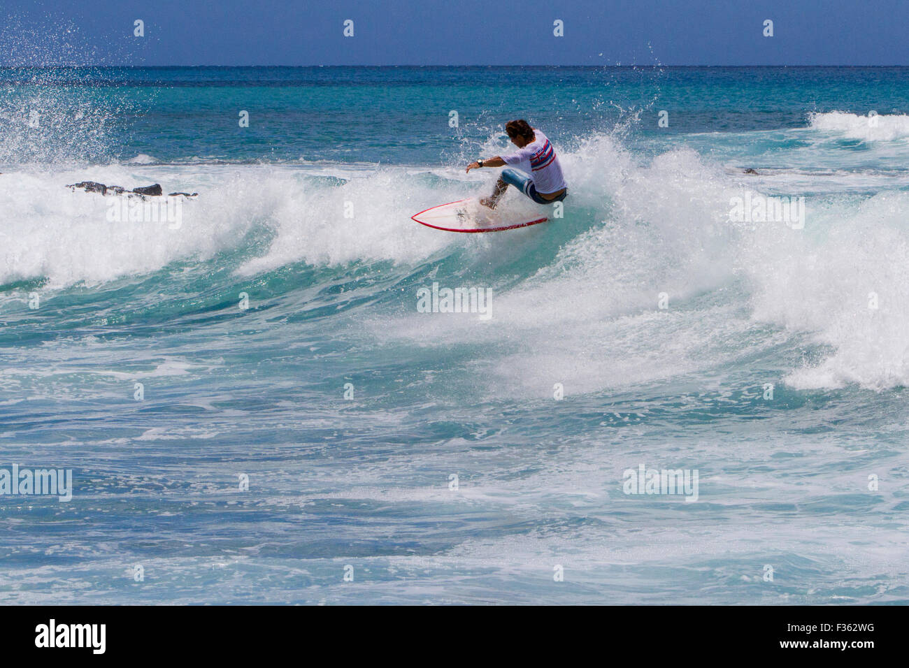 Circonscription d'un surfer les vagues à Kanahena Beach, Maui, Hawaï en Juillet Banque D'Images