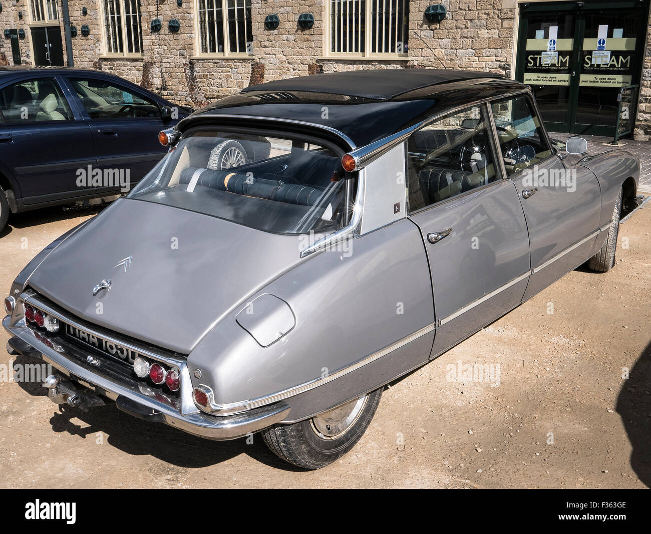 Vieille Citroën DS salon de voiture des années 60 Banque D'Images