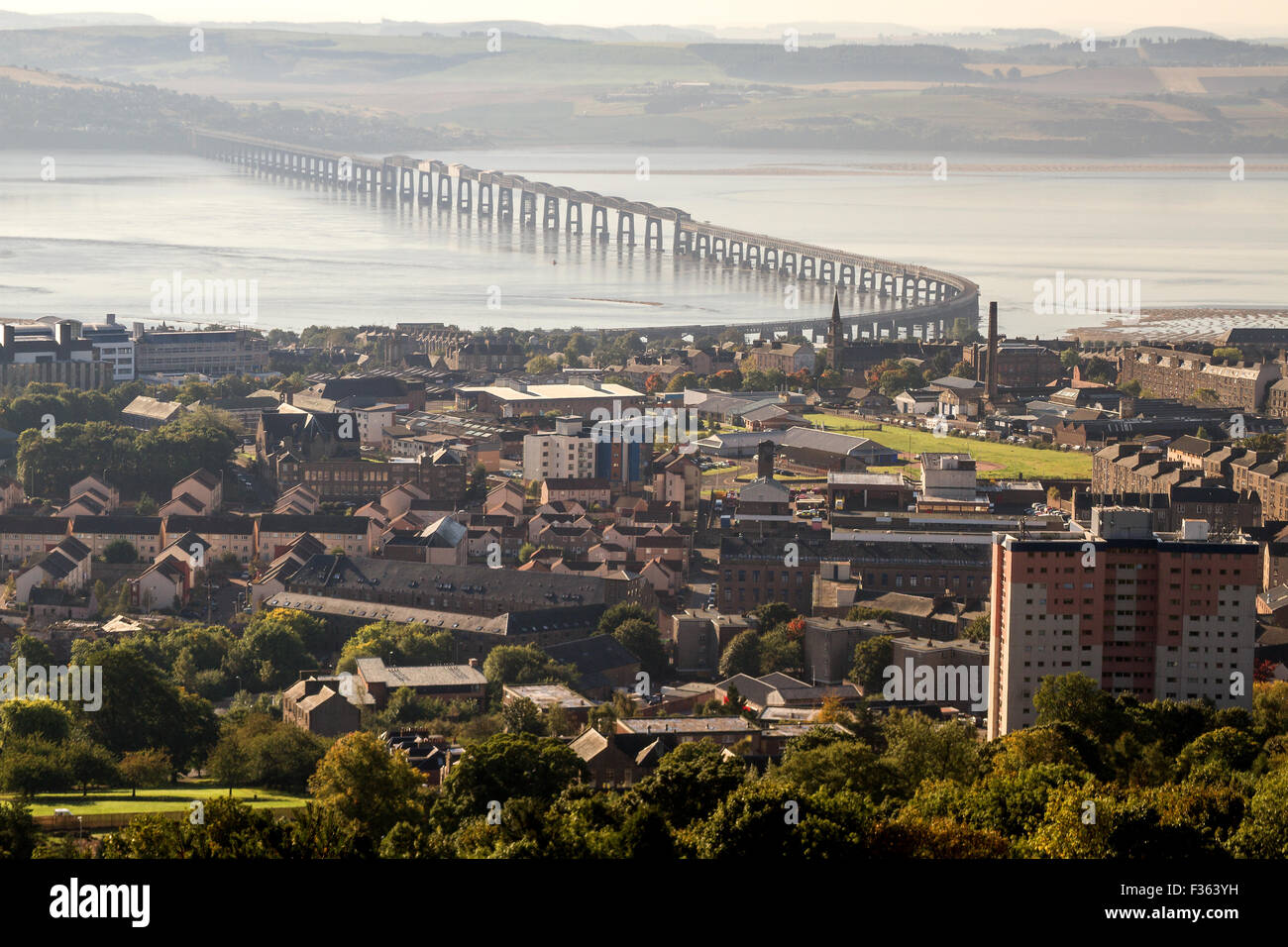 Tayside, Dundee, Écosse, Royaume-Uni, 30 septembre 2015. Météo France : l'été indien en travers de Dundee. Un automne chaud matin ensoleillé avec des bancs de brouillard et de brume épaisse sur la rivière Tay et la ville de Dundee. Température minimale 14°C hausse de 22°C au milieu de l'après-midi. © Dundee Photographics / Alamy Live News. Banque D'Images